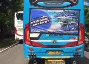 Bus Pariwisata Ugal-Ugalan Demi Konten di Jalan Raya Anyer, Kabupaten Serang