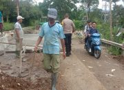 Bhabinkamtibmas Wilayah Hukum Polsek Megamendung Ds.Cipayung Giat Cooling Sistem Monitoring Warga Binaan Dalam Rangka Pengecoran Perbaikan Jalan Bagi Masyarakat Luas