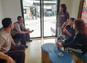 Bhabinkamtibmas Wilayah Hukum Polsek Citeureup Desa Sanja Giat Cooling Sistem Wujud Pelayanan Publik Pertemukan Pihak Keluarga Dari Warga ODG Yang Ditemukan Diwilayah Kecamatan Citeureup