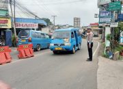 Anggota Polsek Ciampea Polres Bogor Laksanakan Kegiatan Cooling Sistem Pengaturan lalulintas Cegah Kemacetan Dan Kecelakaan Lalu Lintas Wujud Pelayanan Publik