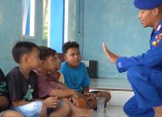 Berbagi Ilmu, Menanam Harapan: Langkah Kecil Aipda Bambang untuk Anak Pesisir