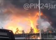 Kebakaran Besar Melanda Gudang di Dadap Dekat PIK 2 Tangerang, Seorang Warga Histeris Melihat Kejadian