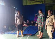 Pengungsi di Gor Desa Prampelan Dicek Oleh Kapolsek Sayung