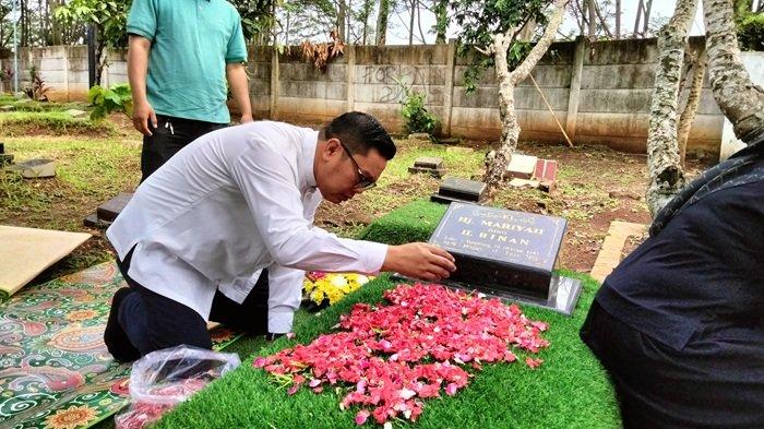 H.Maryono Hasan Wakil Walikota Tangerang Terpilih, ketika berziarah ke makam orangtua di Panunggangan, Kecamatan Pinang, Kota Tangerang, Senin (17/2/2025).