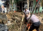 Sat Samapta Polres Bogor Bersama Stakeholder Terkait Masih Terus Lakukan Bantuan Pembersihan Dan Evakuasi Warga Terkena Danpak Musibah Bencana Alam Kecamatan Cisarua Polres Bogor Polda Jabar