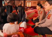Polwan Polres Bogor Masih Terus Lakukan Pendampingan Trauma Healing Terhadap Korban Musibah Bencana Alam Di Cisarua Kabupaten Bogor