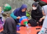 Ibu-Ibu PKK RW 08 Alam Jaya Sulap Botol Galon Bekas Jadi Pot Bunga