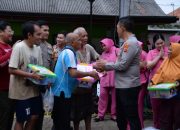 Pemberian Bansos Sembako Kapolres Bogor Beserta Jajaran Dan Ketua Bhayangkari Cabang Polres Bogor Kepada Korban Banjir Bandang Desa Bojong Kulur Kec.Gunung Putri Kab. Bogor, Kita Hadir Untuk Warga Masyarakat