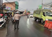 Anggota Polsek Ciampea Polres Bogor Laksanakan Kegiatan Cooling Sistem Melalui Pengaturan Lalulintas Jelang Masyarakat Berbuka Puasa Di Sore Hari