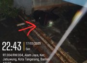 Nekat Terobos Banjir, Mobil Avanza Terseret Arus di Jalan Industri Keroncong