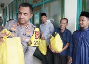 Kapolres Metro Jakarta Barat Laksanakan Safari Ramadhan, Shalat Dzuhur dan Berbagi Sembako di Masjid Jami Al Ikhwan