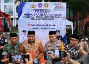 Kapolres Bogor Bersama Forkopimda Didampingi Ketua Bhayangkari Cabang Polres Bogor Serta Jajaran, Berangkatkan Pemudik Gratis Sekaligus Musnahkan Ribuan Botol Miras Hasil Pengungkapan Operasi Ketupat Lodaya 2025 Wilayah Hukum Polres Bogor