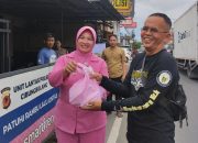 Kapolsek Cibungbulang Bersama Ketua Bhayangkari SubRanting Wilayah Polsek Cibungbulang Giat Peduli, Berbagi Takjil Kepada Pengguna Jalan Yang Akan Berbuka Puasa