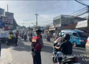 Sat Samapta Polres Bogor lakukan pengaturan lalu lintas di titik kemacetan wilayah jalur puncak, Kegiatan ini dilakukan untuk meningkatkan kelancaran arus lalu lintas serta memastikan keamanan bagi para pengguna jalan saat wisata dan arus balik pasca lebaran Idul fitri 1446 H