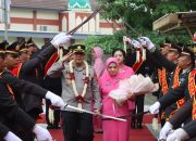 Polres Kudus Gelar Tradisi Pedang Pora dan Farewell Parade: Sambut AKBP Heru Dwi Purnomo dan Lepas AKBP Ronni Bonic