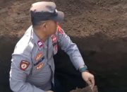 Anggota Polsek Buluspesantren Ikut Menggali Makam demi Bantu Sahabatnya