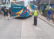 Diduga rem tak berfungsi, sebuah bus tabrak mobil dan sepeda motor di Suruh