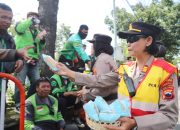 Polwan Polresta Surakarta Bagikan Snack dan Air Mineral untuk Peserta Aksi Ojol