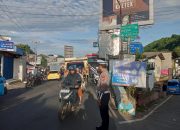 Anggota Polsek Ciampea Polres Bogor Laksanakan Pengaturan Lalu Lintas Pagi Hari