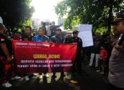 Warga Demo SMAN 11 Jatake, Protes SPMB Jalur Domisili yang Dinilai Merugikan