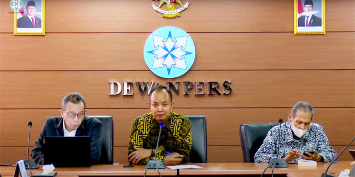 Ketua Komisi Pengaduan dan Penegakan Etika Pers Dewan Pers, Muhammad Jazuli (tengah) dalam jumpa pers. (Foto: Tangkapan layar channel resmi Dewan Pers saat siaran langsung jumpa pers)