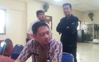 Yahya,S.Sos Lurah Kreo Utara, Kecamatan Larangan Kota Tangerang Usia Pertemuan Dengan Pemilik Penginapan Ilegal Kamis 14/8/2025 (foto: D.Wahyudi)