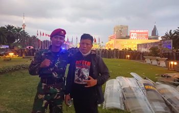 Petrus Herman Penggiat DEMOKRASI asal Kota Tangerang saat demo berhasil masuk bersama ribuan demonstran lainnya di Gedung DPR RI Jumat (29/8/2025)