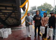 Gus Sholeh Pimpinan Agama Cinta, saat sebelum Membagikan Nasi Kota Kepada Para Driver Ojol serta Pejalan Kaki Selasa (9/9/2025)