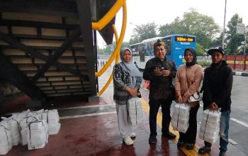 Gus Sholeh Pimpinan Agama Cinta, saat sebelum Membagikan Nasi Kota Kepada Para Driver Ojol serta Pejalan Kaki Selasa (9/9/2025)