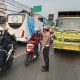 Anggota Polsek Ciampea Polres Bogor Laksanakan Pengaturan Lalu Lintas Pagi Hari