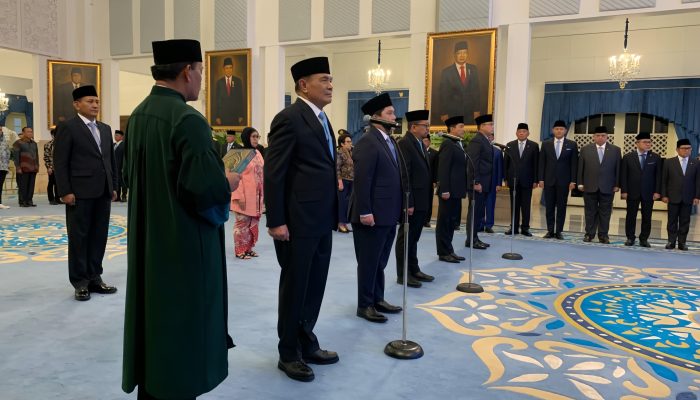 Presiden Lantik Jenderal Purn TNI Djamari Chaniago sebagai Menko Polkam