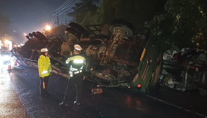 Tak kuat nanjak, truk trailer muat kayu log terguling di tanjakan Lemah Abang