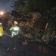 Tak kuat nanjak, truk trailer muat kayu log terguling di tanjakan Lemah Abang