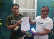 Agus Supriyanto/Kanan bersama Muji Yohanes/Kiri usai membuat Surat Pernyataan Kesanggupan Membayar Hutang Minggu (14/9/2025).