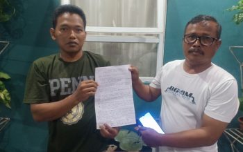 Agus Supriyanto/Kanan bersama Muji Yohanes/Kiri usai membuat Surat Pernyataan Kesanggupan Membayar Hutang Minggu (14/9/2025).