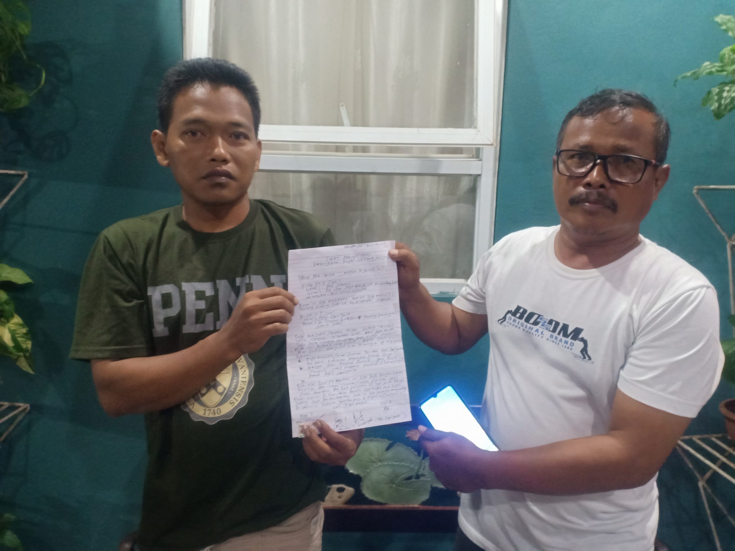 Agus Supriyanto/Kanan bersama Muji Yohanes/Kiri usai membuat Surat Pernyataan Kesanggupan Membayar Hutang Minggu (14/9/2025).
