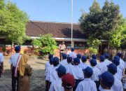Kapolsek Jatiroto Ingatkan Siswa Jauhi Hoax dan Ujaran Kebencian di Upacara Bendera