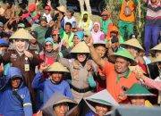 Bupati Sragen dan Forkompinda Panen Perdana di Gondang, Kapolres Turut Hadir Meriahkan Peringatan Hari Tani 2025