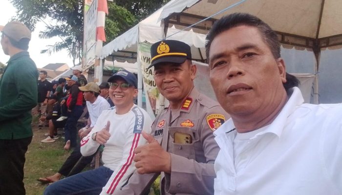 Abang Robi Aduhai Suporter Damai Larangan FC, Saat berada Di Lapangan Garuda FC Minggu (28/9/2025).
