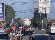 Ada Momen Menarik, Polisi Bantu Dorong Kendaraan Peserta Aksi Damai yang Mogok dan Aksi Berjalan Kondusif