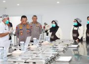 Pastikan Mutu dan Kualitas Produk Makanan SPPG Polri, Kapolri Cek Langsung Proses Food Security Test di SPPG Gedawang