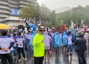 Polrestabes Semarang Kawal Aksi Buruh di Tengah Hujan dengan Humanis dan Sigap