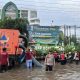 Hari ke-6 Kaligawe Masih Digenangi Banjir, Polrestabes Semarang dan Polda Jateng Terus Bantu Warga