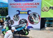 Polrestabes Semarang Dirikan Bengkel Lapangan Bantu Pengendara Terdampak Banjir di Genuk