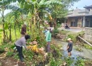 Aksi Inspiratif Polwan Polres Jepara dan Warga, Gotong Royong Bersihkan Parit di Mayong