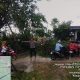 Respon Cepat, SPKT Polsek Masaran Evakuasi Pohon Tumbang yang Timpa Rumah Warga di Sragen