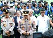Sinergi Polri dan Ojol, Kapolri Pimpin Apel “Sauyunan Jaga Lembur” di Bandung
