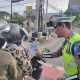 Satlantas Polres Sragen Bagikan Pamflet 8 Sasaran Operasi Zebra Candi 2025 kepada Pengguna Jalan