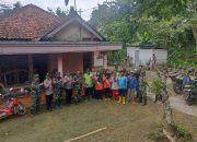 Sinergi TNI Polri Bantu Warga Bersihkan Puing Longsor