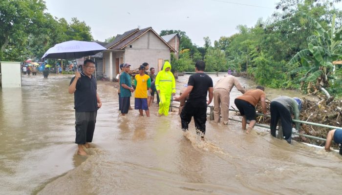 Hujan Deras Landa Sragen, Polsek Kedawung Berjibaku Bersihkan Tumpukan Sampah yang Akibatkan Belasan Rumah Kebanjiran